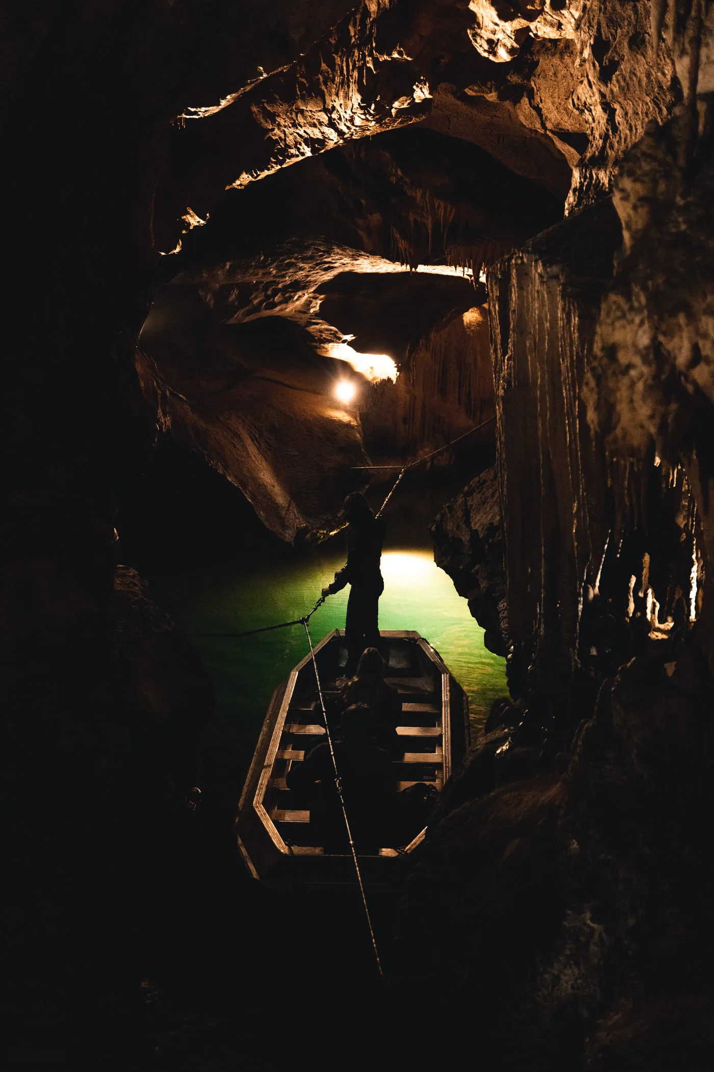 Agua de barca del río subterráneo de Labouiche