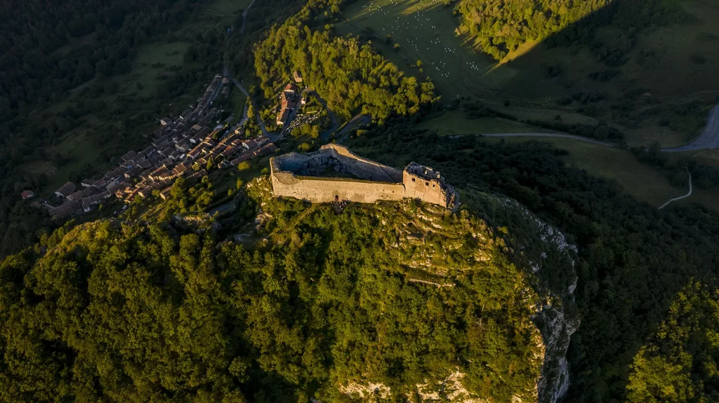 Château de Montségur vu du ciel dans les Pyrénées Catahres