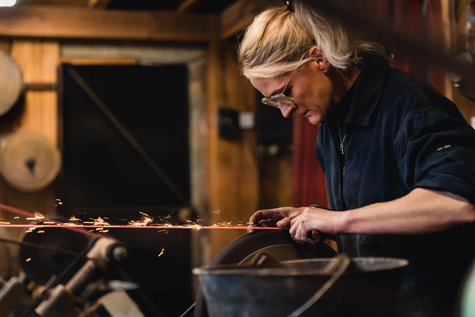 Virginie de la Coutellerie Boisset en pleine confection d'un couteau