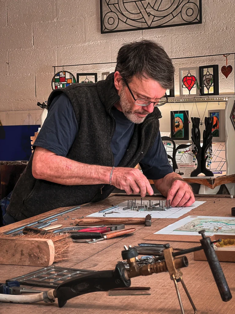 Glas-in-loodkunstenaar in zijn atelier in de Forges de Pyrène