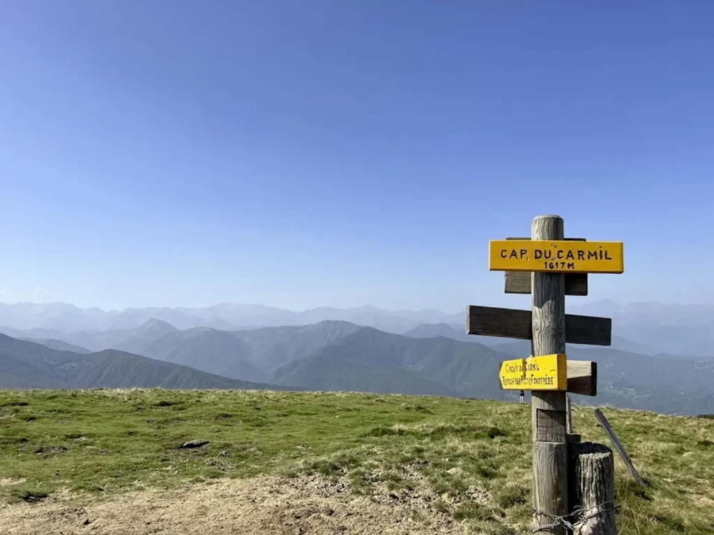 Panneaux d'arrivée au Cap du Carmil avec bue sur les Pyrénées