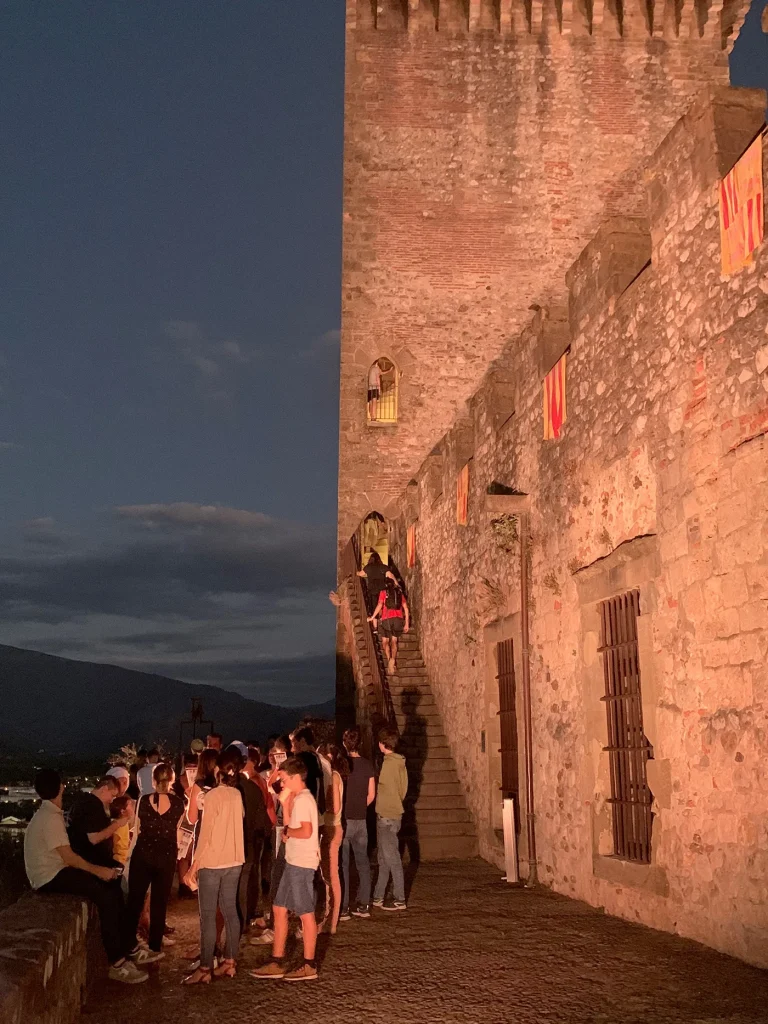 Explanada del castillo de Foix de noche para la fiesta del asesinato