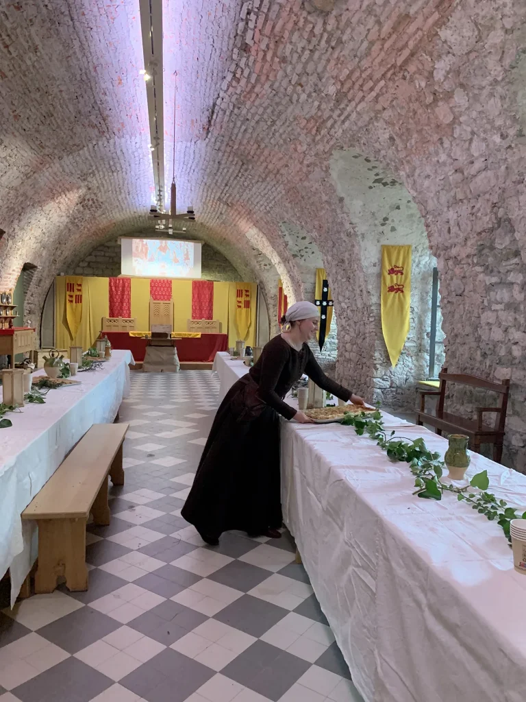 Preparando el banquete para la fiesta del asesinato.