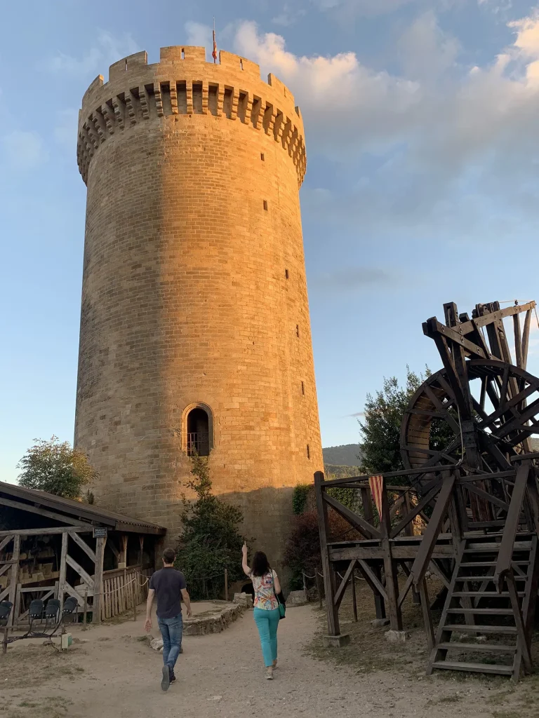 Donjon du château de Foix avec 2 personnes en bas