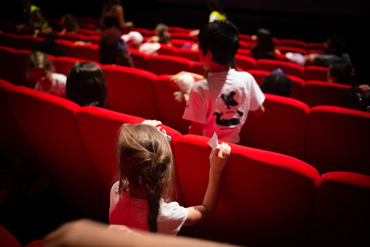 Jeune public au cinéma de l'Estive durant le festival Résistances