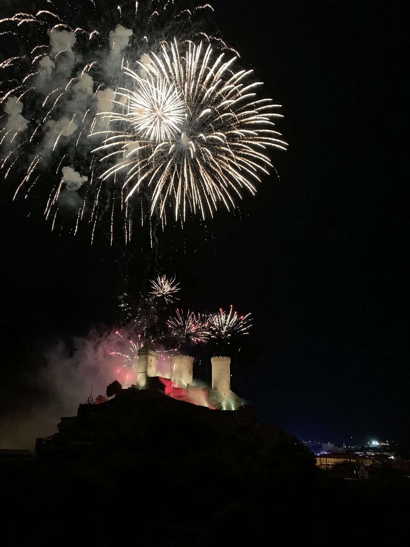 Feu d'artifice au dessus du Château de Foix