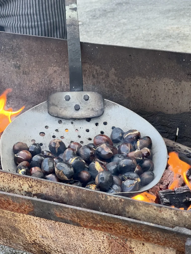 Marrons grillés en train de cuire