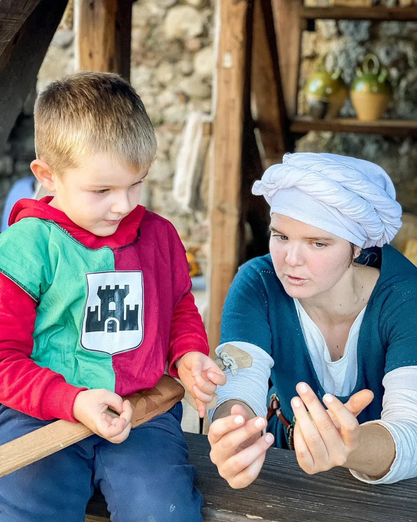 Kleine jongen met gids van Château de Foix