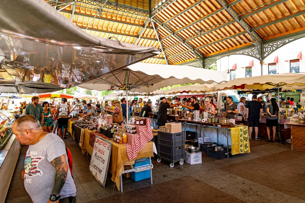 Le marché de Foix sous la halle aux grains