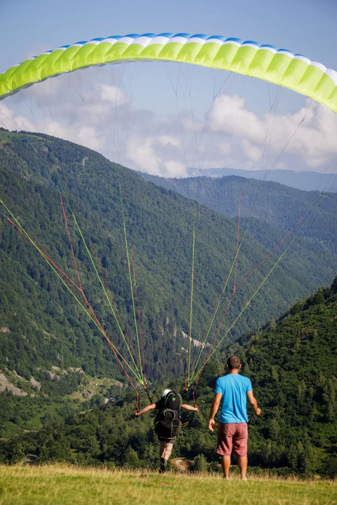 Paragliding flight at the Port of Lers