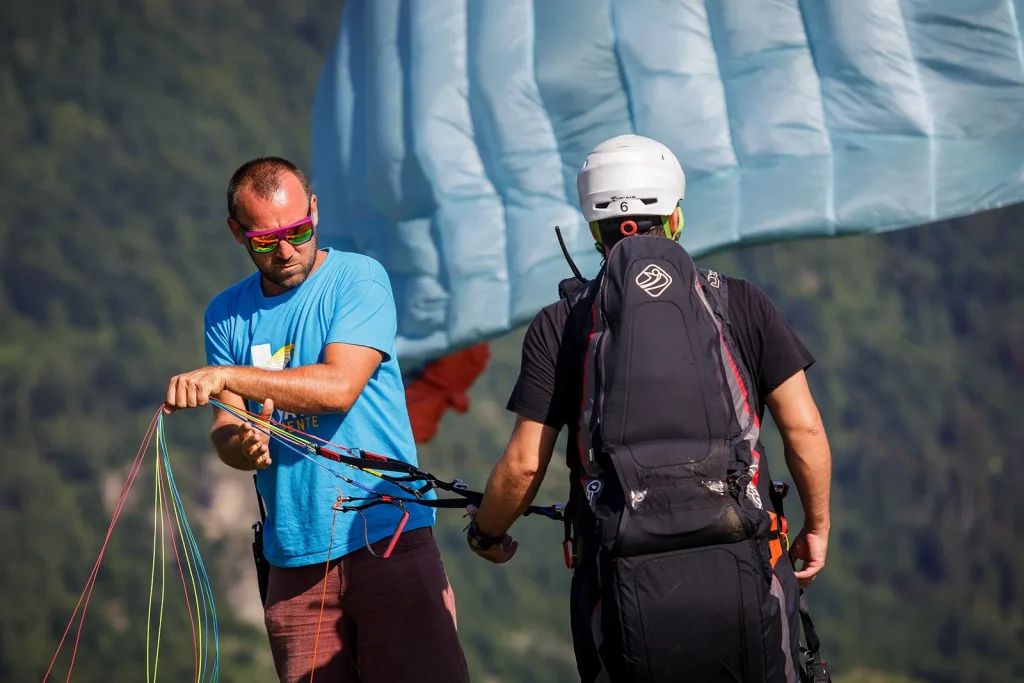 Preparación antes del vuelo en parapente en Foix