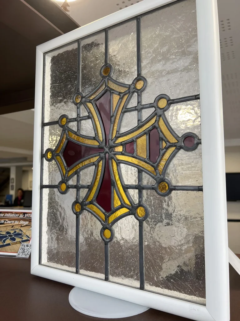 La croix Occitane en vitrail de Vincent Pull