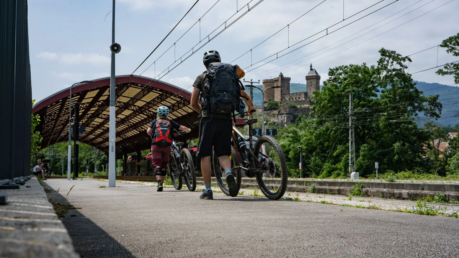 Bahnhof Foix mit Blick auf das Schloss