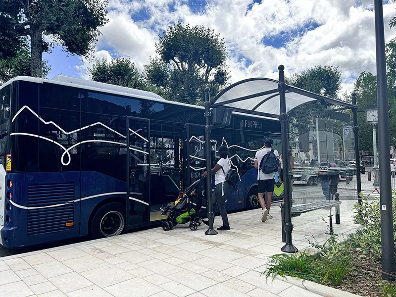 Bus de l'agglobus à l'arrêt de Foix