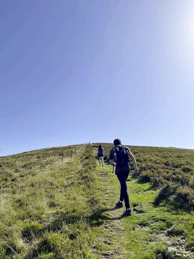 Randonneurs sur les hauteurs du Cap du Carmil dans en Ariège Pyrénées