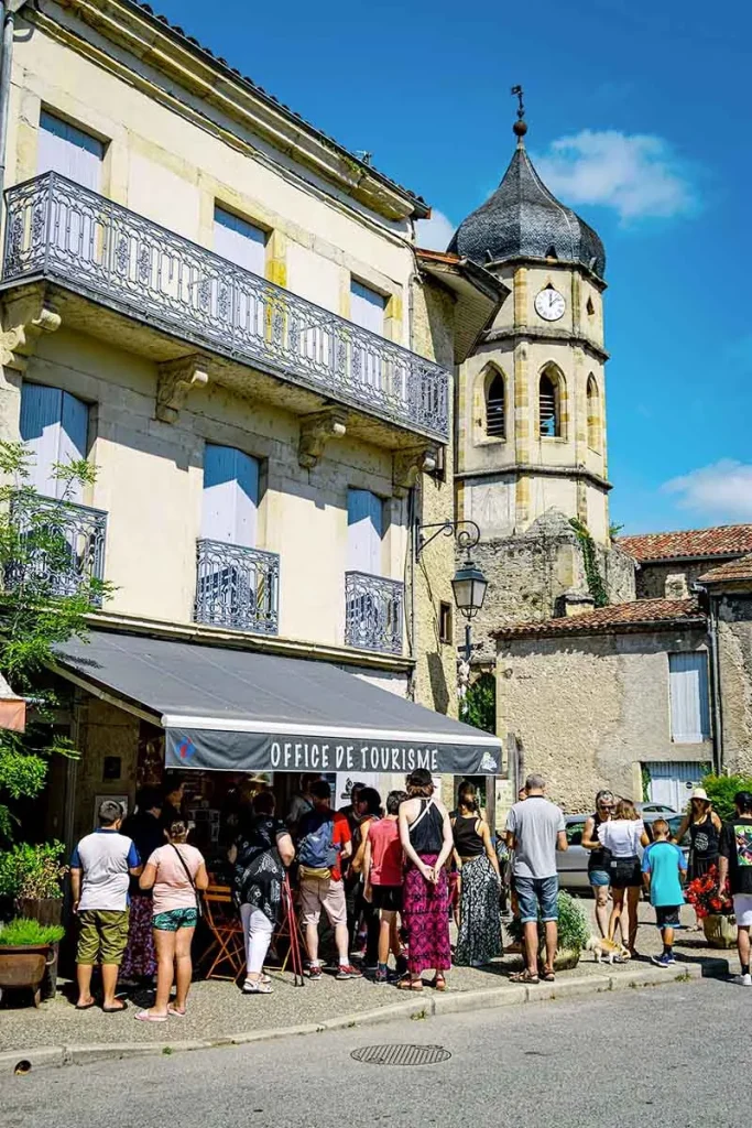 Die Stadt Mas d'Azil in Ariège