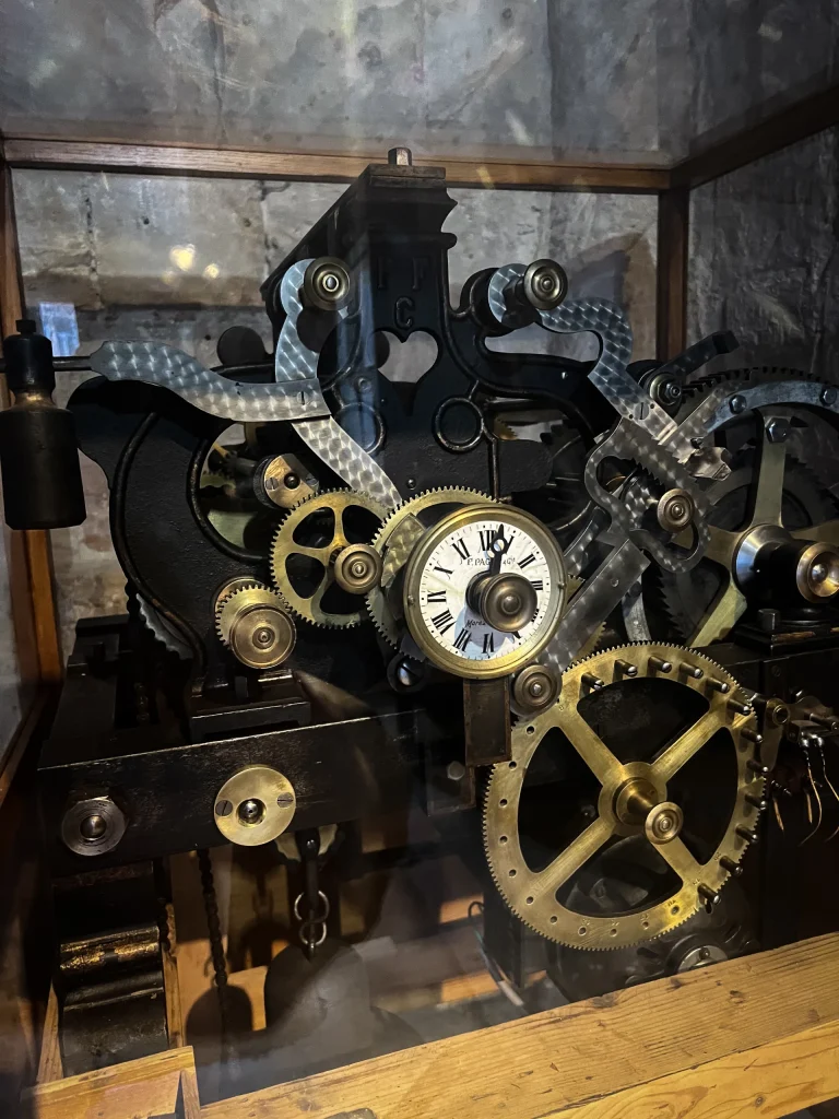 Mecanismo del reloj de la iglesia abacial de Saint-Volusien en Foix