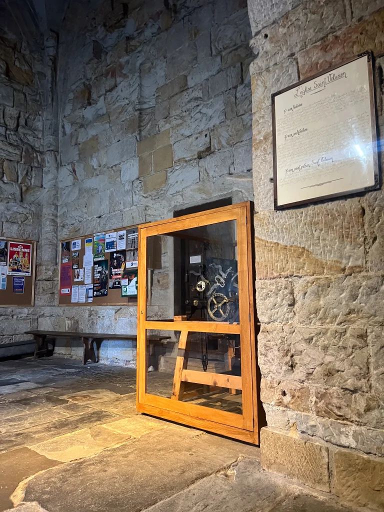 Mecanismo del reloj de la iglesia abacial de Saint-Volusien en Foix