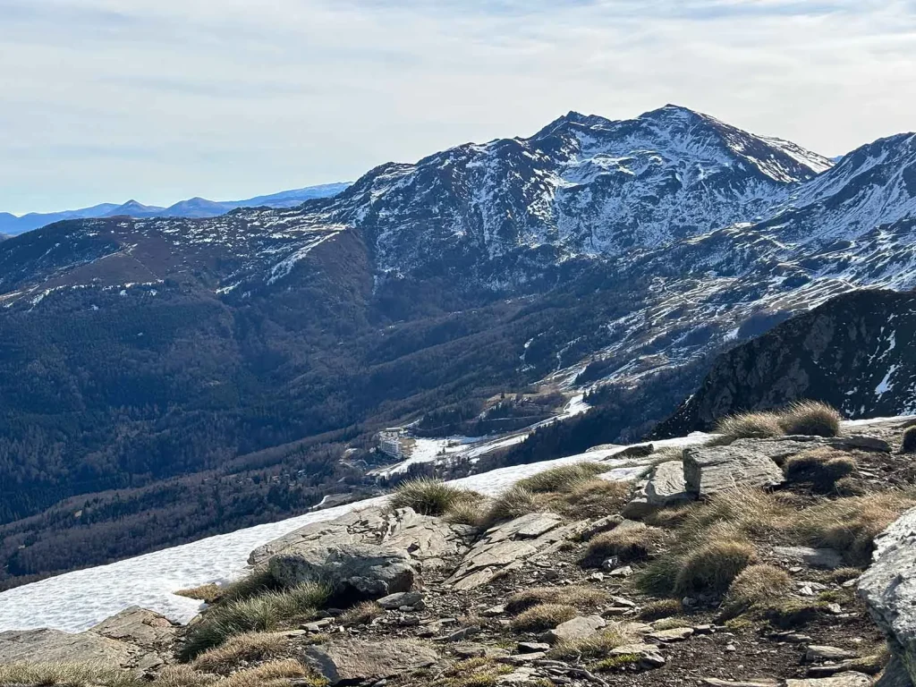 Vista de la estación de Mont d'Olmes en el Pirineo Cátaro desde Mont Fourcat