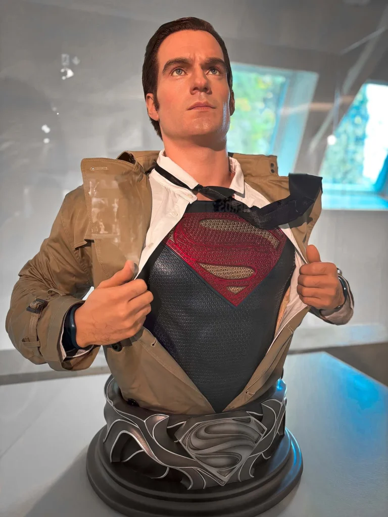Busto de Superman de los cómics de DC disfrazado de Henri Cavill en el castillo de Foix para la exposición “Héroes y heroínas desde la antigüedad hasta nuestros días”