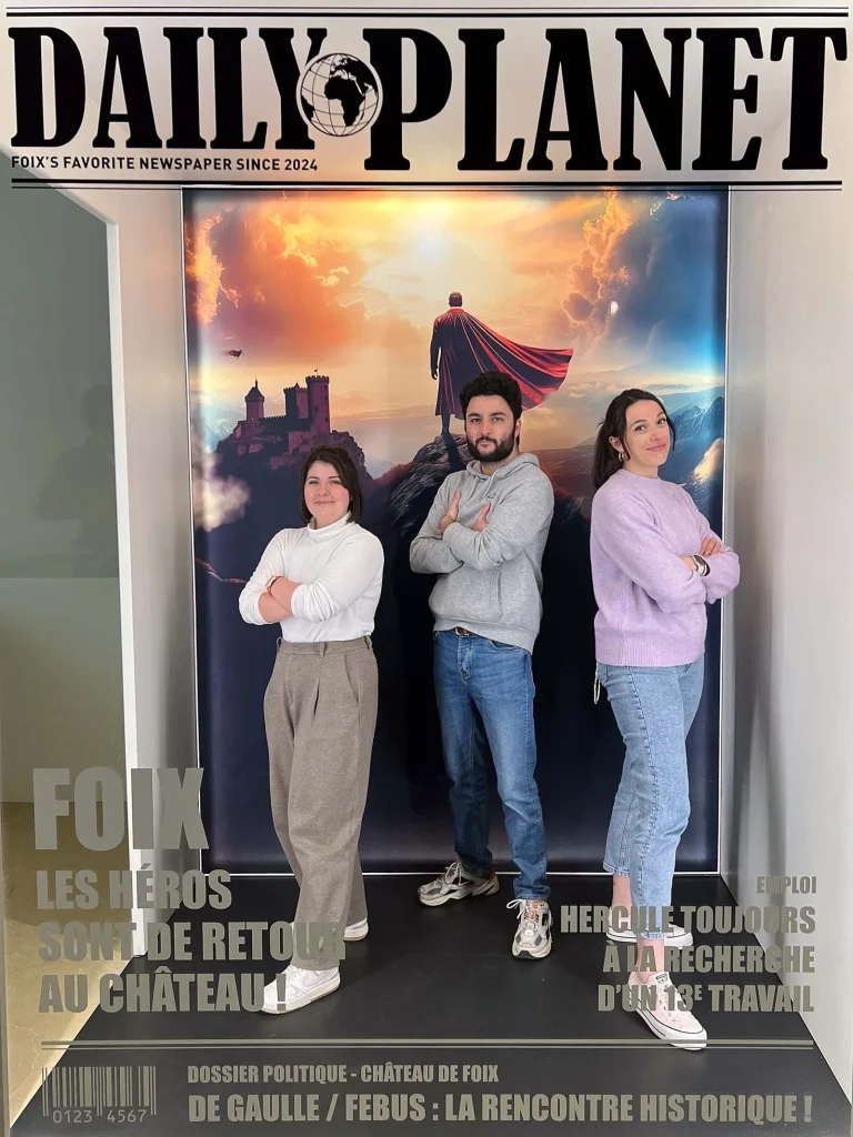 Photobooth Daily Planet, Superman, DC comics, equipo de la Oficina de Turismo de Foix para la exposición “Héroes y heroínas desde la Antigüedad hasta nuestros días” en el Castillo de Foix