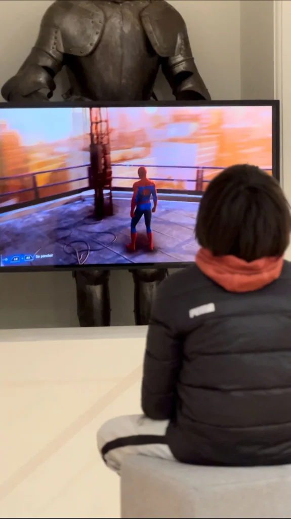 Kind spielt das Spiderman-Spiel während der Ausstellung „Helden und Heldinnen von der Antike bis zur Gegenwart“ im Château de Foix in Ariège