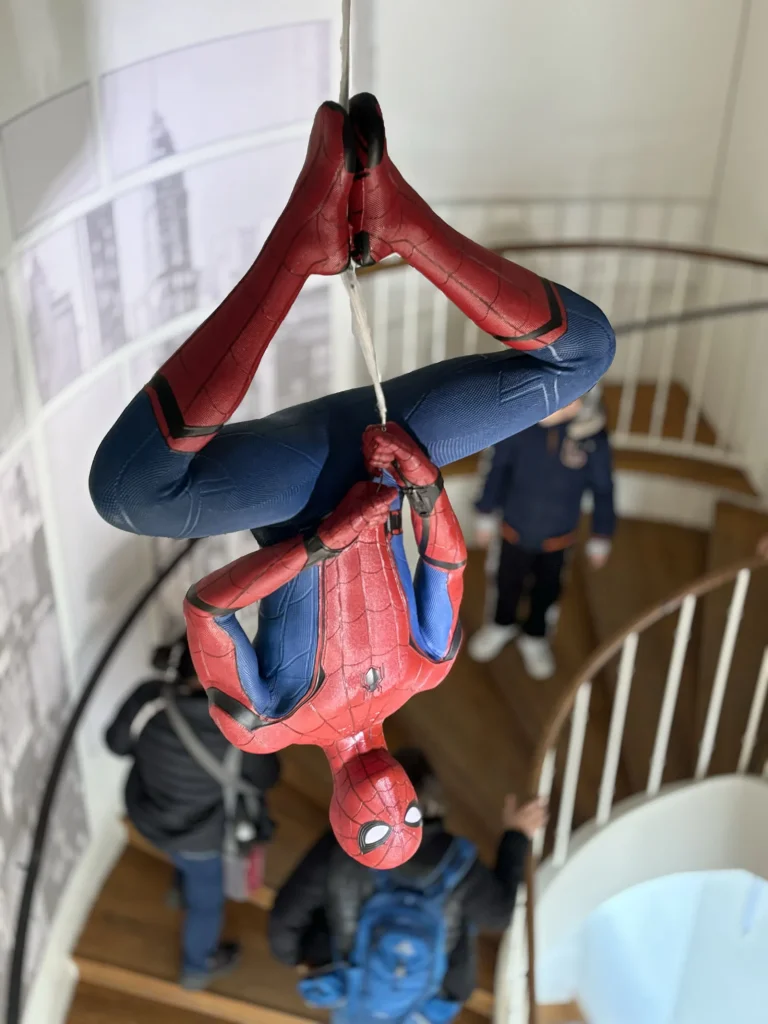 Spiderman en el Castillo de Foix para la exposición “Héroes y heroínas desde la Antigüedad hasta nuestros días” en Ariège