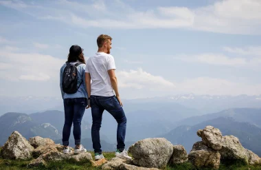 Paar in Prat d'Albis mit Blick auf die Pyrenäen