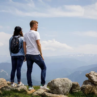 Paar in Prat d'Albis mit Blick auf die Pyrenäen