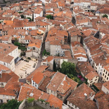 Uitzicht op de daken van de stad Foix