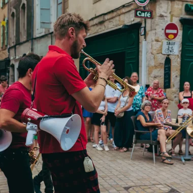 Wanderorchester in den Straßen von Foix während der Messetour 2023