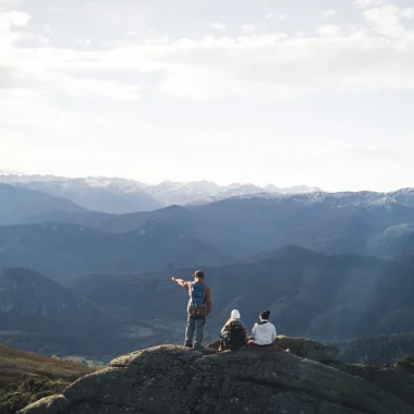 Wandelaars op de hoogten van Prat d'Albis met uitzicht op de Pyreneeën