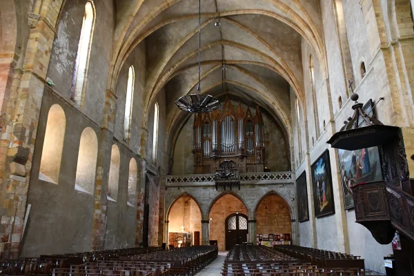 Intérieur de l'abbatiale Saint-Volusien avec son orgue