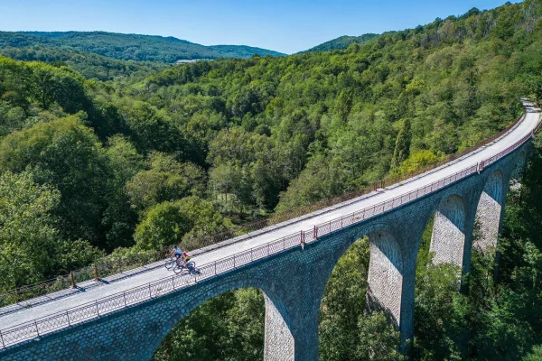 En bicicleta por la vía verde, en el viaducto de Vernajoul