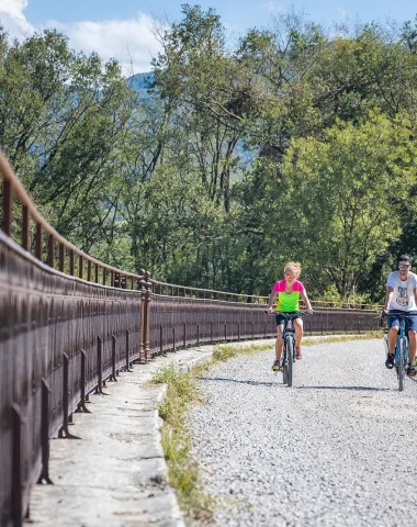 Bicicletas en la vía verde de Foix a Saint-Girons