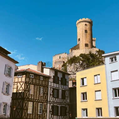 Blick auf das Schloss Foix und die Fachwerkhäuser der Stadt