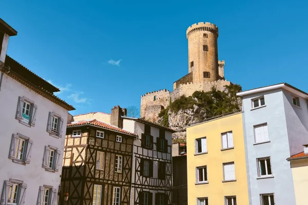Blick auf das Schloss Foix und die Fachwerkhäuser der Stadt