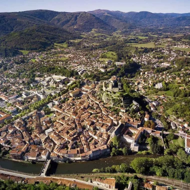 Die Stadt Foix vom Himmel aus gesehen