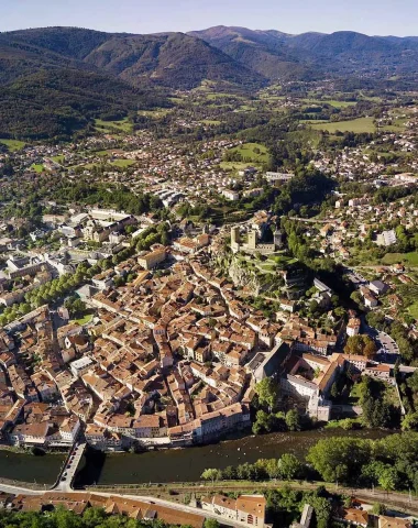 Die Stadt Foix vom Himmel aus gesehen
