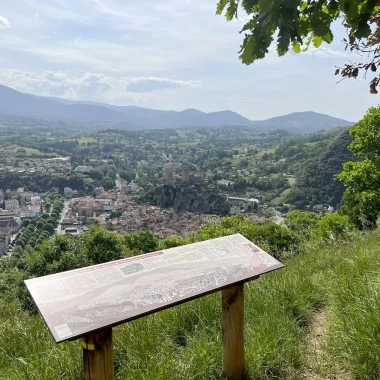 Uitzicht op Foix vanaf de Pech-terrassen