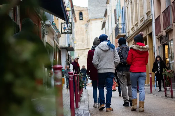 Wandelaars in de straten van de stad Foix