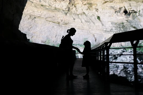 Mère et fille dans la grotte du Mas d'Azil