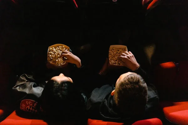 Paar isst Popcorn in Foix